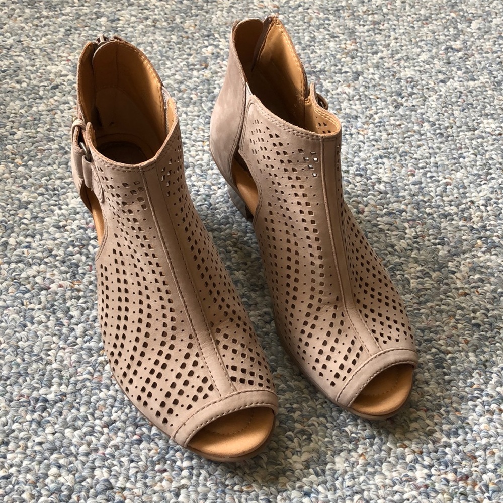 Earth Keri sandal in Taupe size 6.5 like new